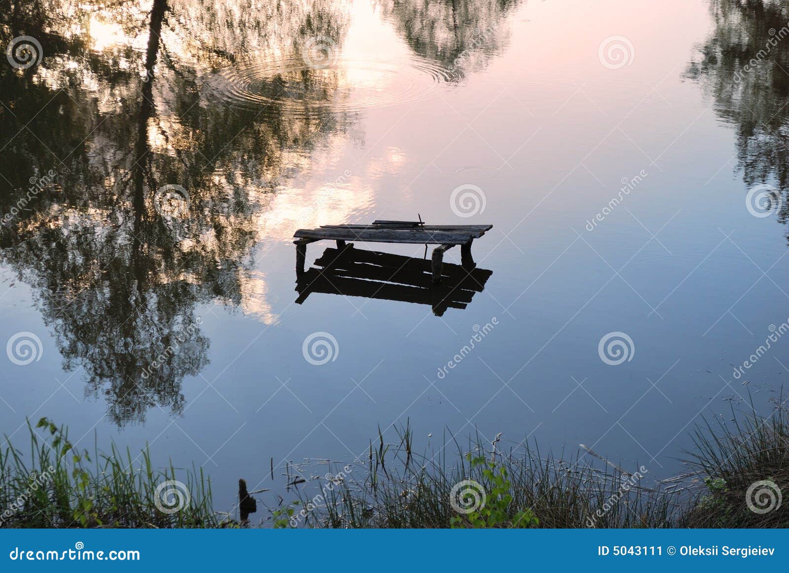 Drömm solnedgång för lakespegelreflexion