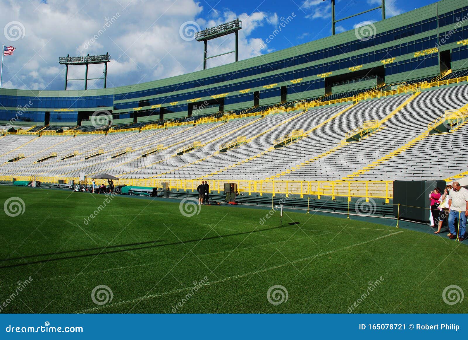 is lambeau field open for tours