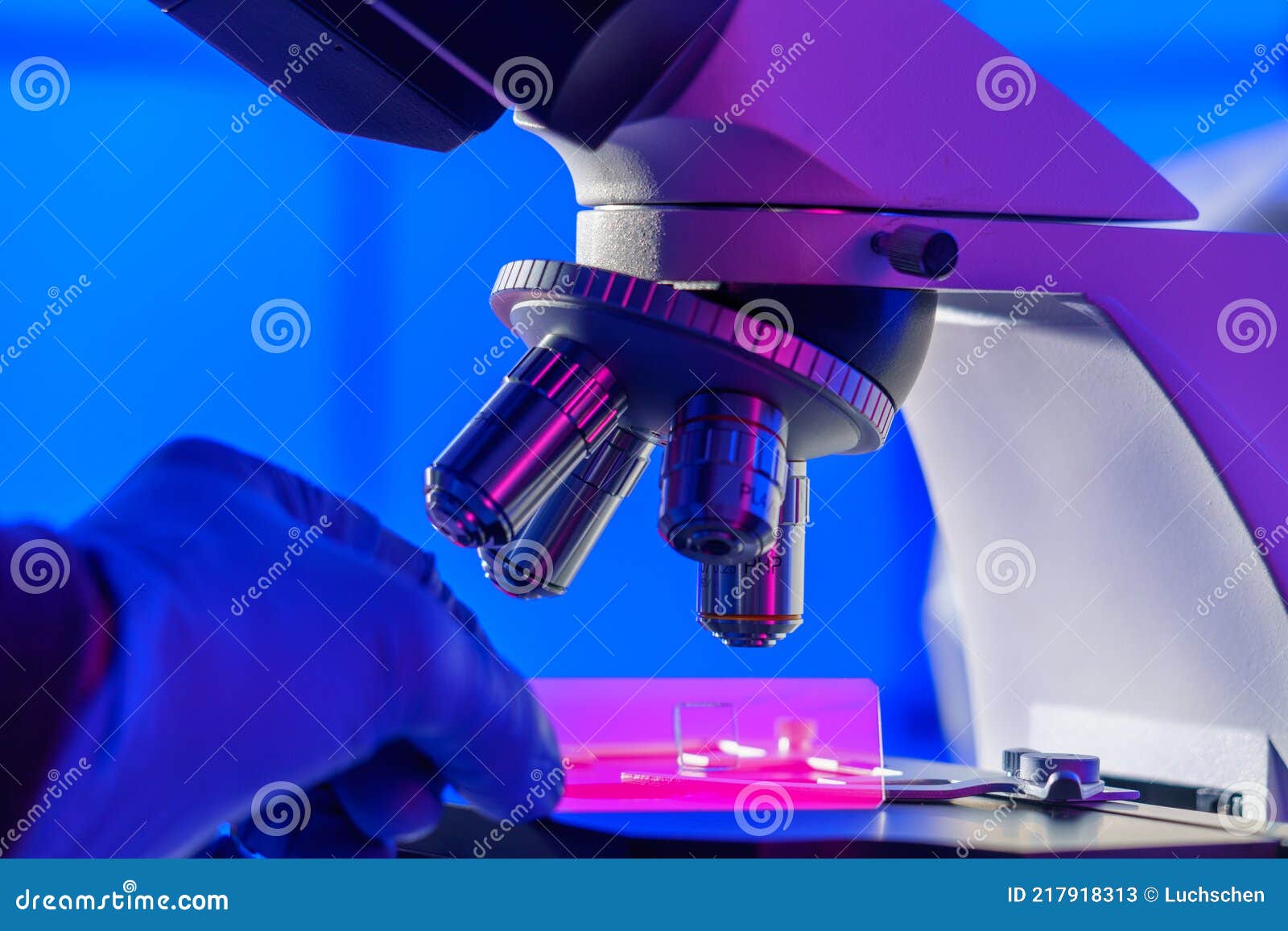 Lame De Verre Avec Un Tissu à La Main Et Un Microscope Scientifique.  Dépistage De La Biopsie En Laboratoire Médical Image stock - Image du  microscope, médecin: 217918313