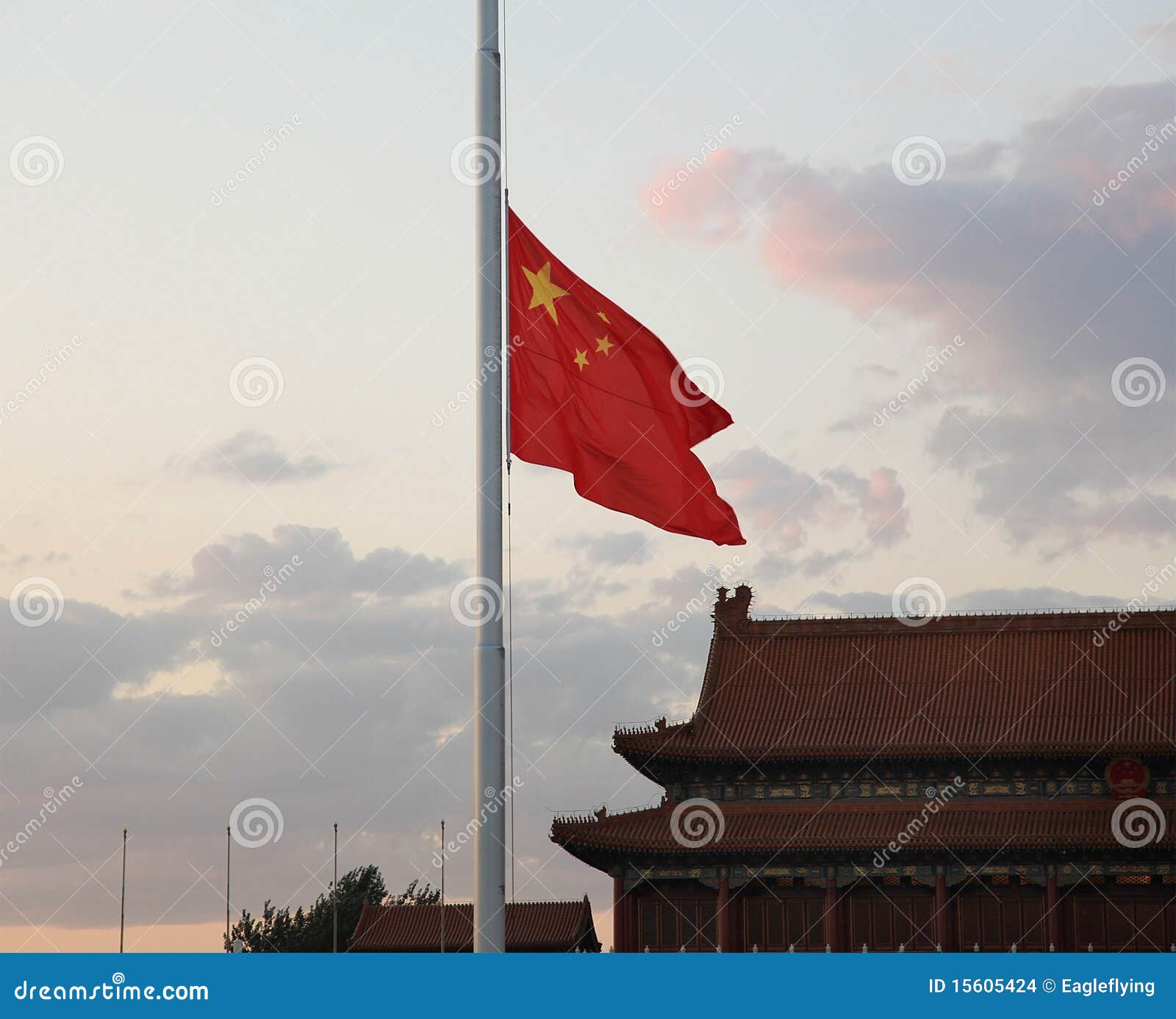 Lamentação para vítimas. BEIJING- agosto 15: A bandeira nacional chinesa é abaixada na Praça de Tiananmen agosto em 15, 2010 em Beijing, China. China lamenta para as vítimas de um condado de Zhouqu da batida do aluvião da devastaçã0, China.