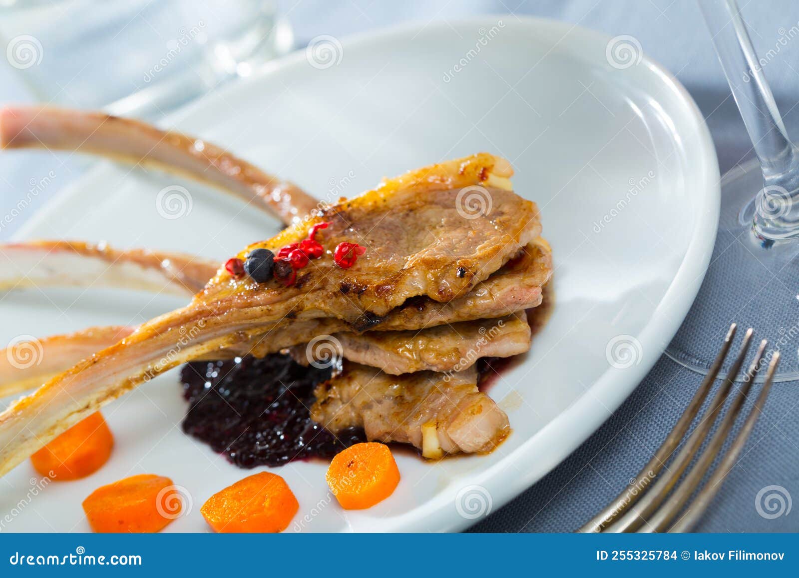 Lammkarre Mit Sauce Und Karotten Stockfoto - Bild von hintergrund ...