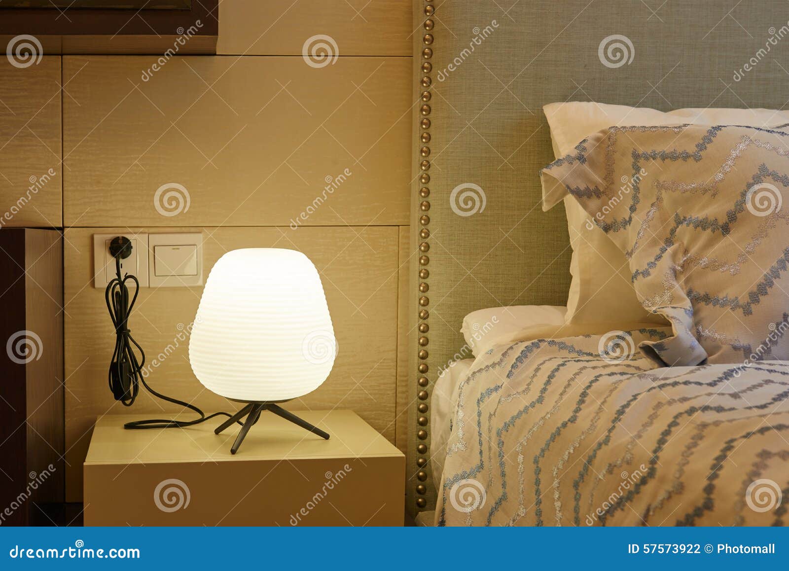 Lampa på nattduksbordet i sovrum arkivfoto bild: 57573922