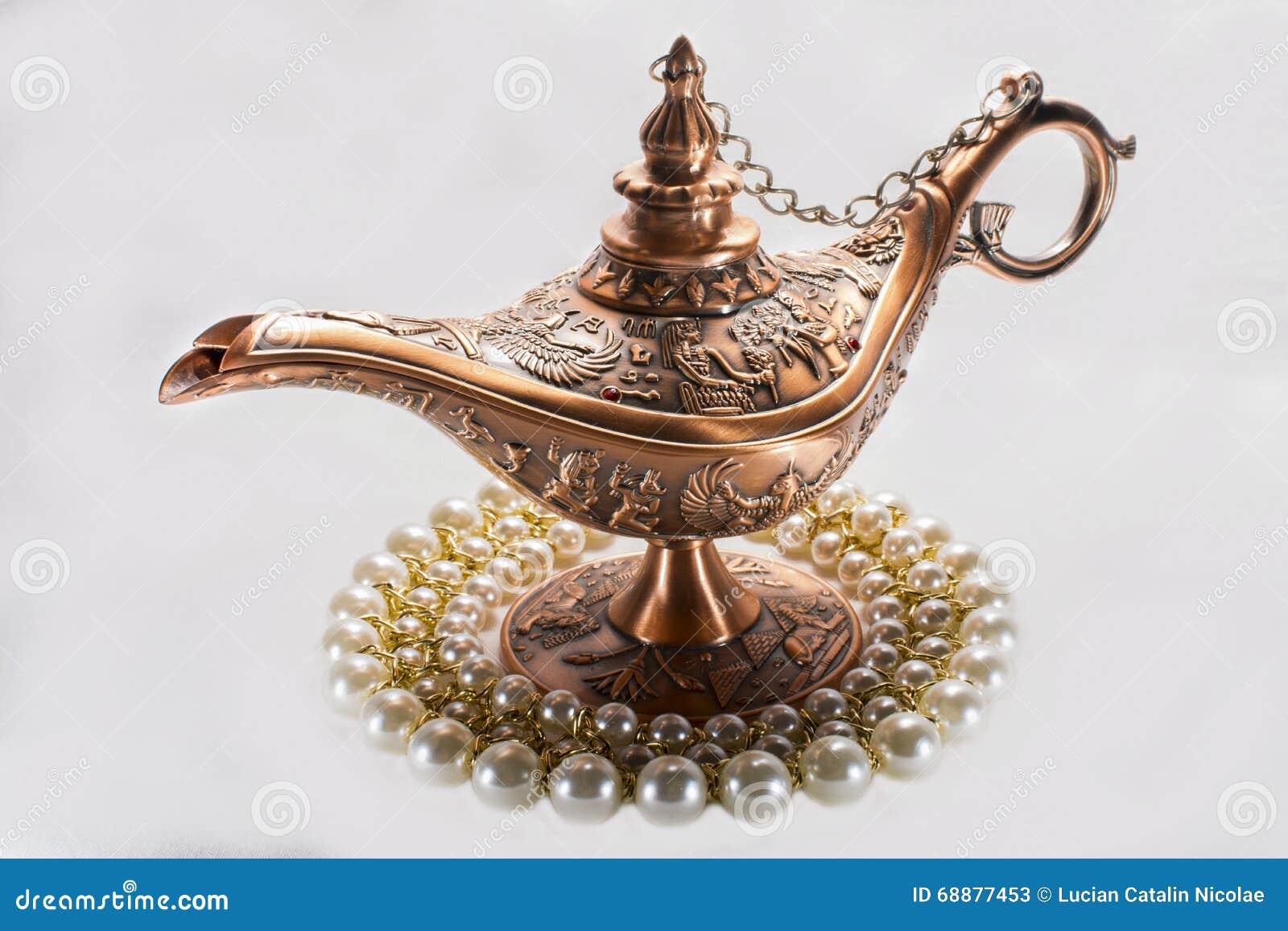 Lampada di Aladino immagine stock. Immagine di bottiglia - 68877453