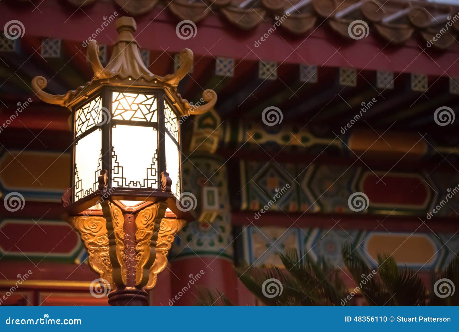 Lampada giapponese dorata fotografia stock. Immagine di disegno - 48356110