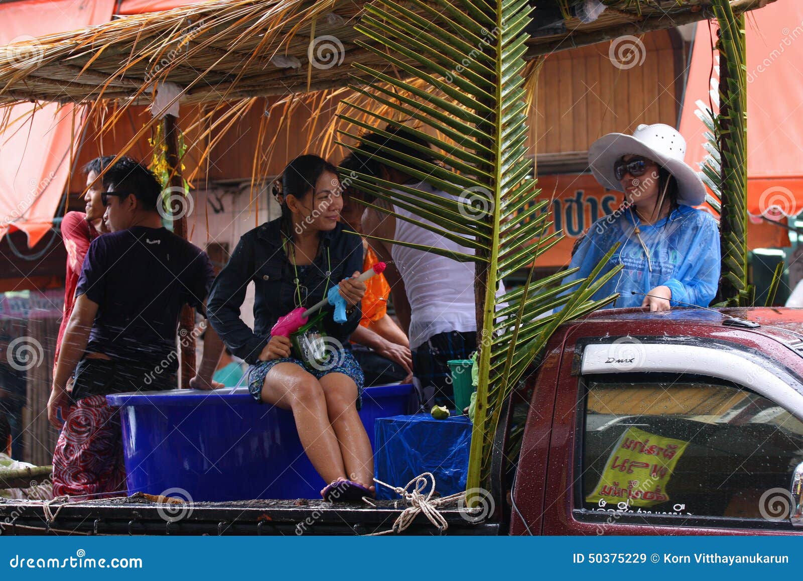 LAMPANG, TAILANDIA - 13 DE ABRIL DE 2011: En el festival de Songkran la gente llevará el tanque de agua en la impulsión del camió. En el festival de Songkran la gente le gusta llevar el agua en la impulsión del camión del thair alrededor de la ciudad para gozar del agua que salpica con uno a