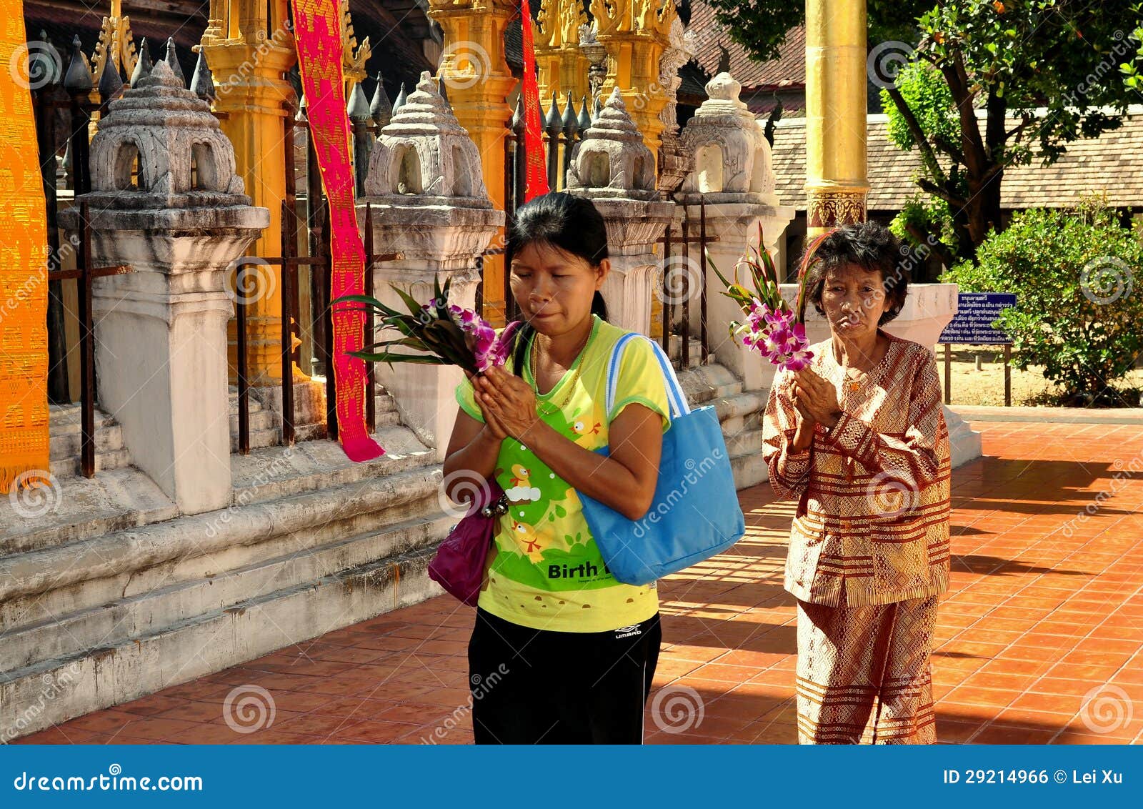 Lampang, Thailand: Biddende Vrouwen in Thaise Wat Redactionele Foto ...