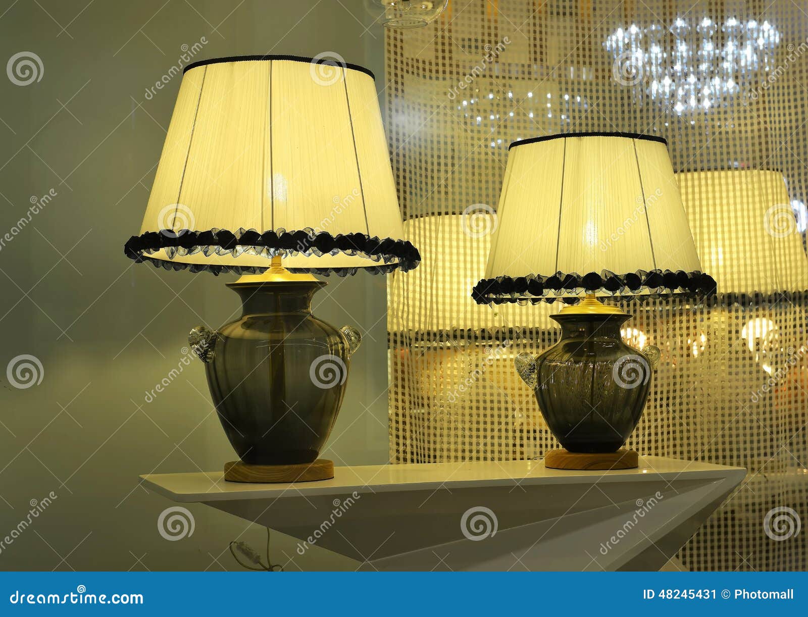 Lampe De Bureau De Luxe Dans La Fenetre De Boutique D Eclairage Eclairage D Art Lumiere D Art Lampe D Art Image Stock Image Du Boutique Lumiere 48245431