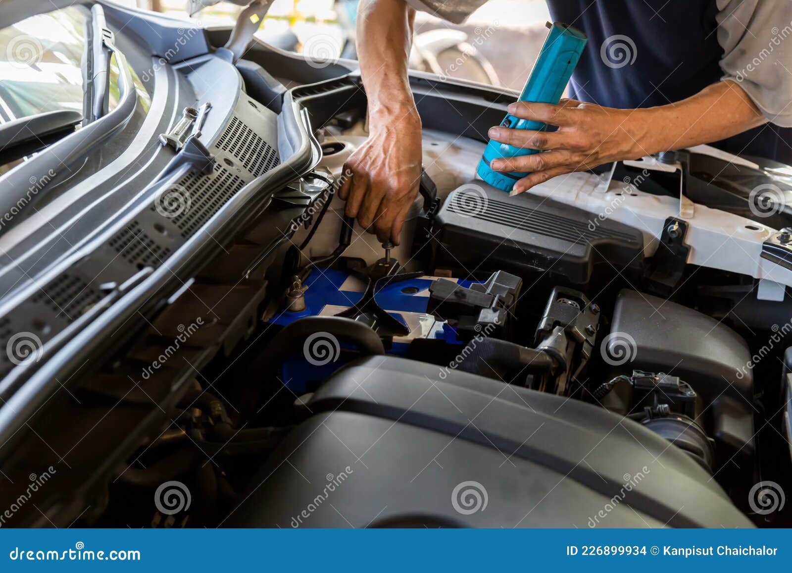 Lampe De Poche Mécanique Pour Vérifier Un Problème De Moteur De Voiture.  Mécanicien Automobile Tenant La Lampe De Poche Vérificati Photo stock -  Image du moteur, automobile: 226899934