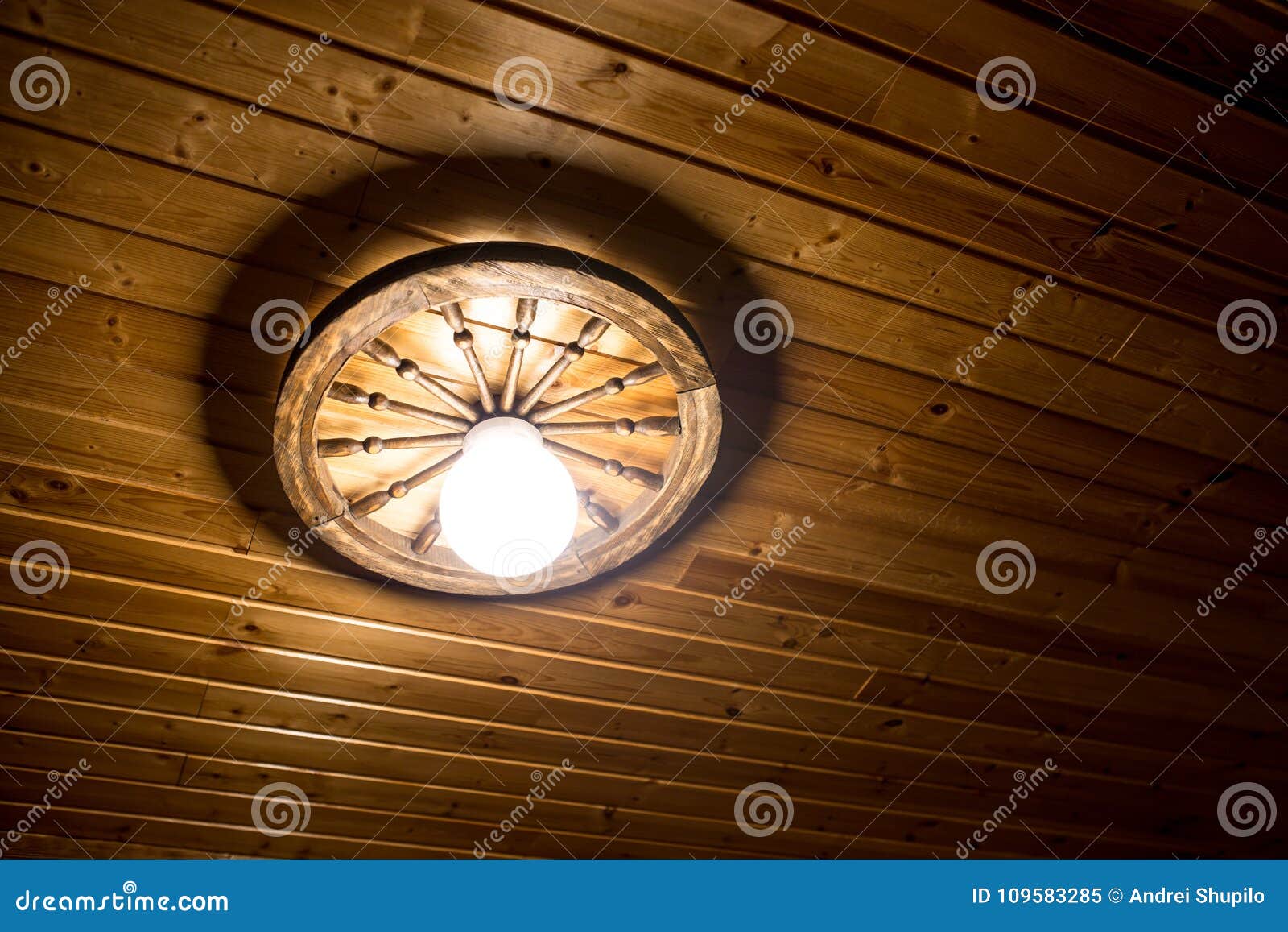 Lampe Sur Un Plafond En Bois Image Stock Image Du Luxe
