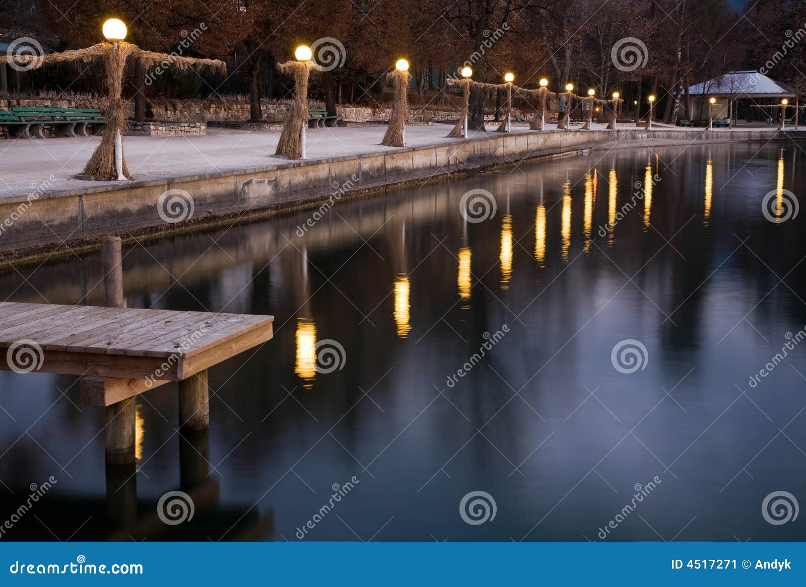 Lampes de bord de lac dans une ligne au crépuscule.