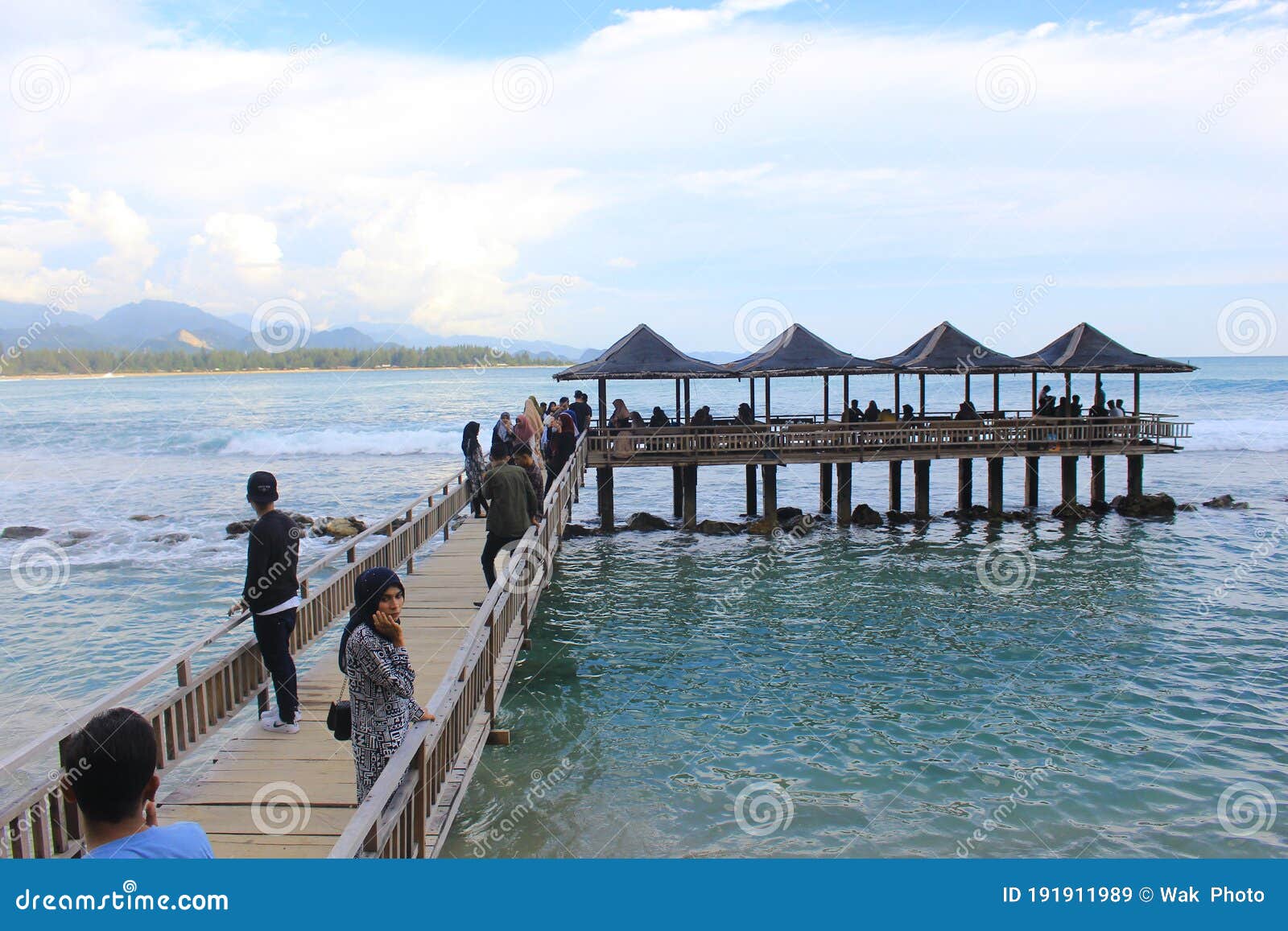 Pantai Momong Lampuuk - Pantai Momong Aceh Spot Terbaik Wisata Aceh Tour - Destinasi wisata yang sudah akrab di telinga pengunjung.