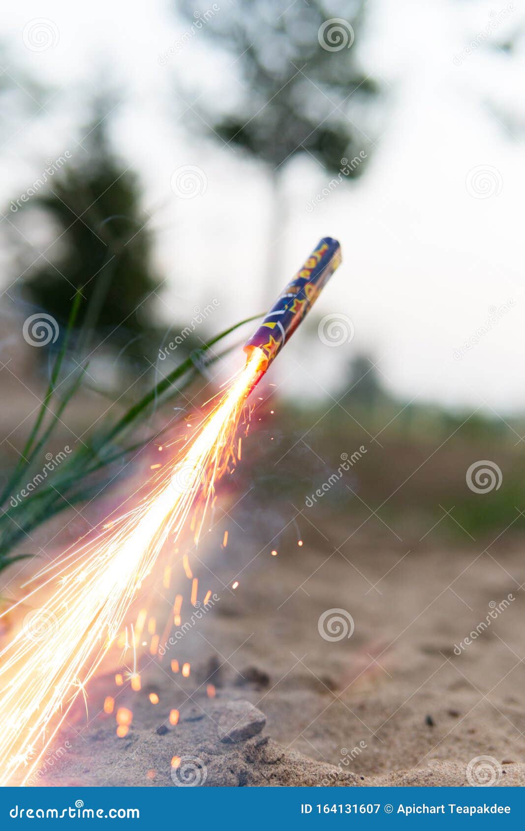 Lancement D'une Fusée De Pétards Image stock - Image du lumière