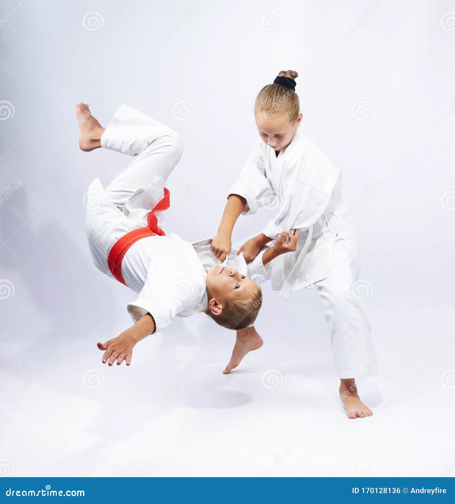 Lanciare Judo Porta La Sportiva Con La Cintura Bianca Fotografia Stock -  Immagine di difesa, atleti: 170128136