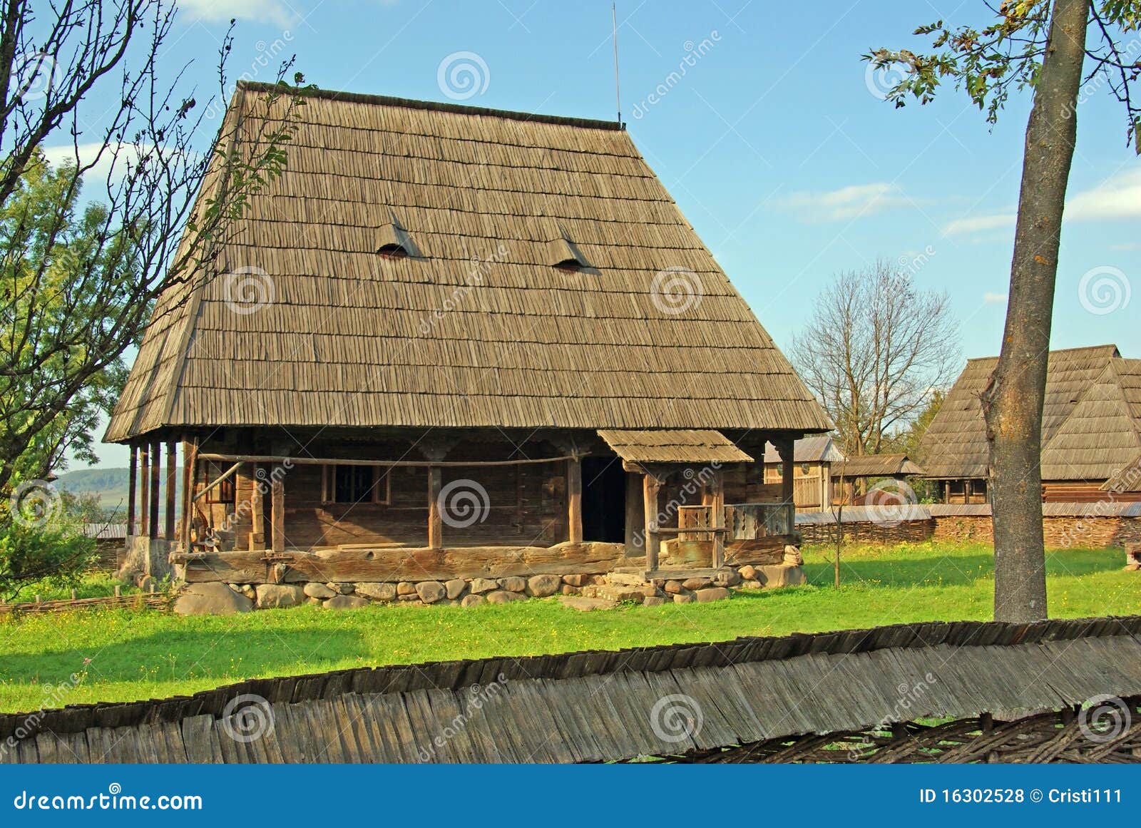 Landelijk huishouden in maramuresland, noordelijk Transsylvanië