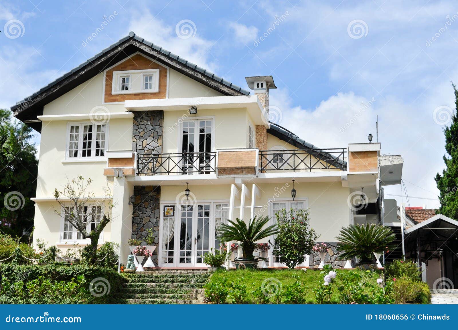 Landhaus stockfoto. Bild von europäisch, klassisch, outdoor - 18060656