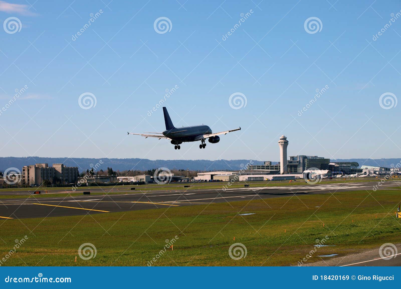 Landing at PDX, Portland Oregon. Stock Image Image of propellers, clear 18420169