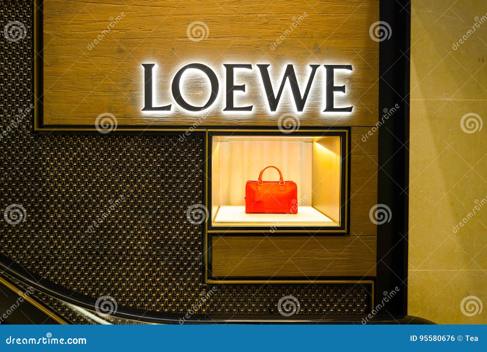 Milan, Italy - September, 23, 2022: Woman Wearing Puzzle Bag in Classic  Calfskin from Loewe, Street Style Outfit. Editorial Photo - Image of  detail, loewe: 261741386