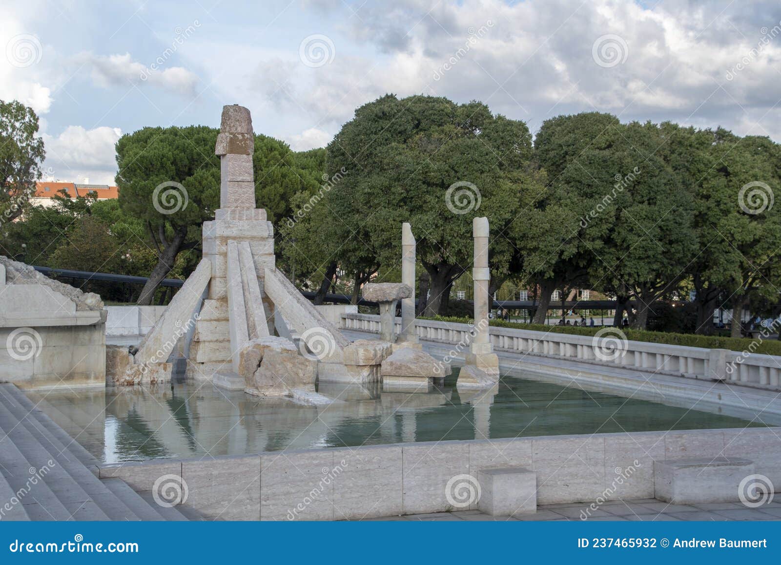 Landscape of Fountain and Statue in Parque Eduardo VII in Lisbon ...