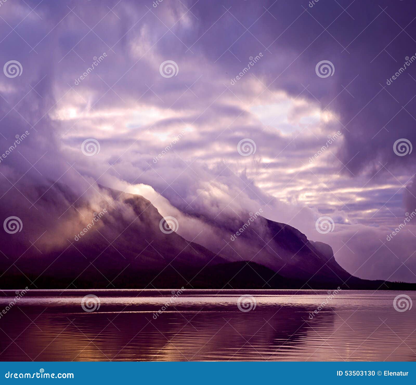 Landschaft Berge und See im Nebel am Morgen mit purpurroter Farbe