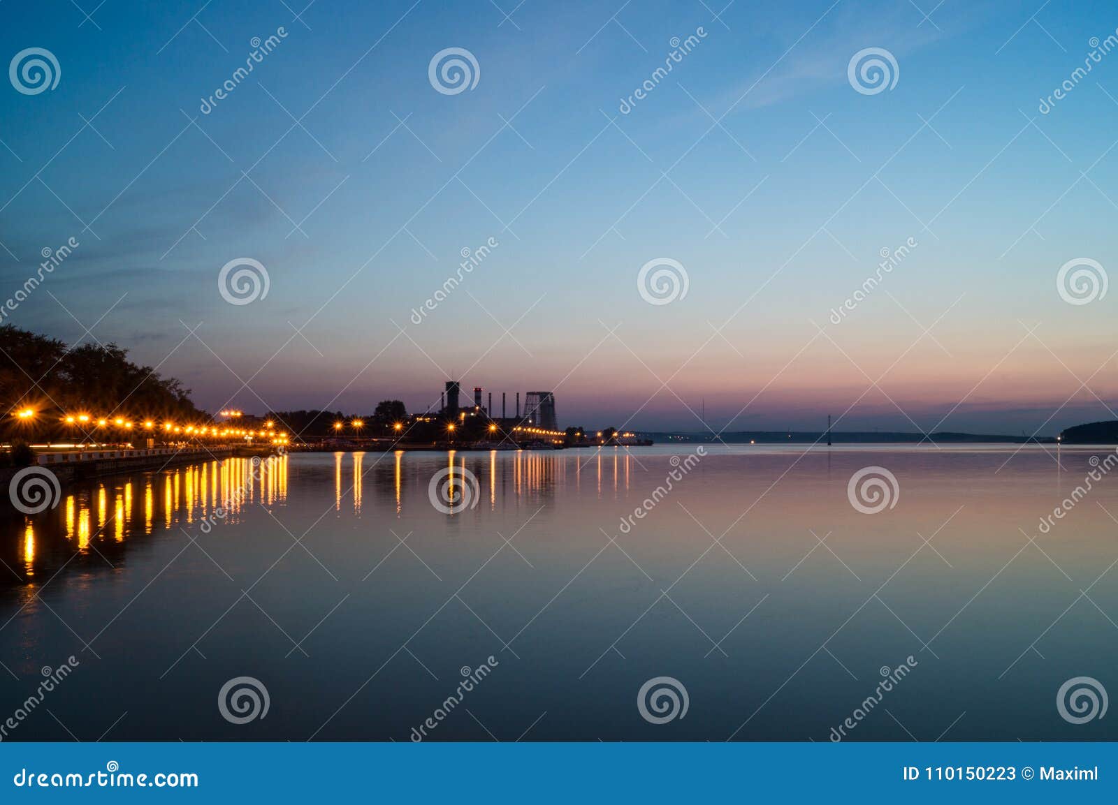 Landschaft des Nachtteichs in Izhevsk-Stadt