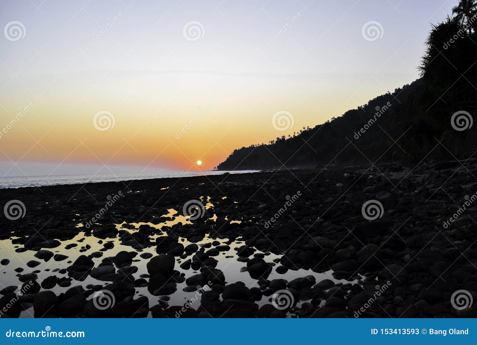 Landschaft des Paradiestropeninselstrand Sonnenuntergangschusses Lampung, Indonesien