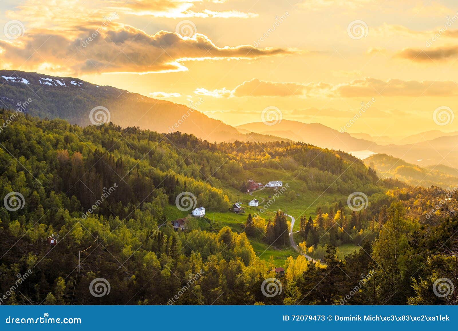 Landschaft des späten Abends in Norwegen. Norwegischer Sonnenuntergang Norwegische Landschaft Norwegen-Landschaft Norwegen-Sonnenuntergang Norwegen-Landschaft Norwegen-Reise