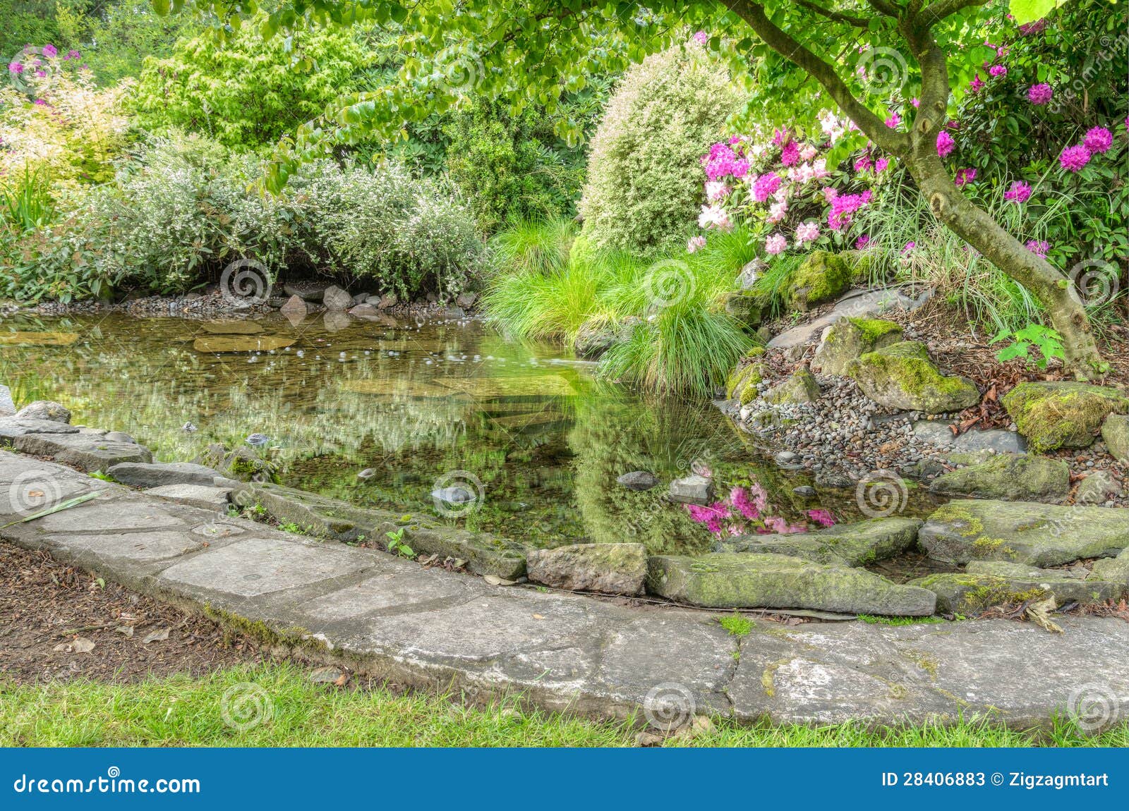 Landschaftlich Gestaltete Gartenszene Mit Stein Umrandete Teich