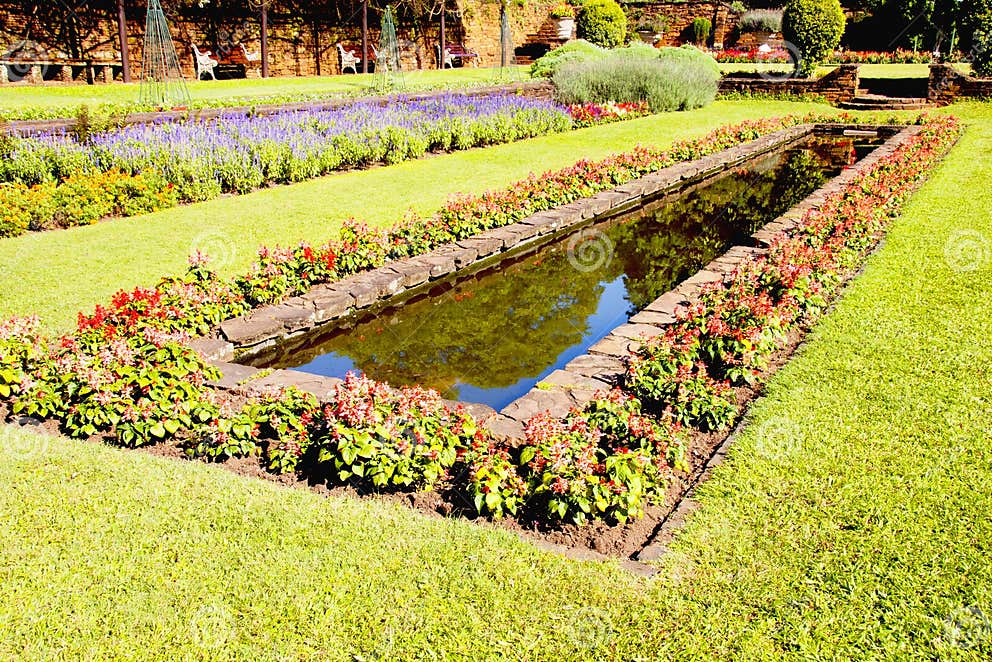 Landschaftlich Gestalteter Formaler Garten Mit Rechteckigem FischTeich