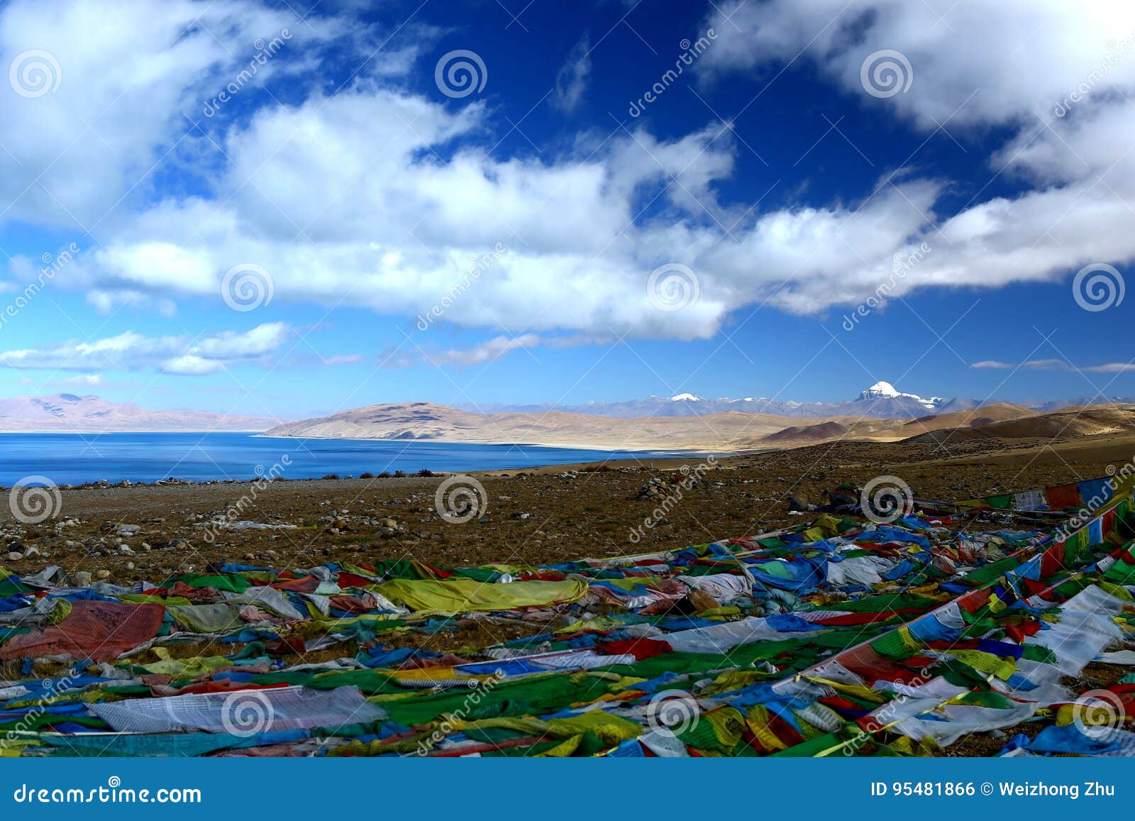 Landschap van Ali County. Ali wordt ook genoemd â€œNgariâ€  in Tibetaanse die Taal, in westelijk Tibet en de geheimzinnigste die plaats in het gebied wordt gevestigd als â€œroof van worldâ€  wordt bekend Het is gesitueerd bij een gemiddelde hoogte van 4.500 meters boven overzees - niveau, die gebieds bijna one-fourth van Tibet van 310.000 vierkante kilometers behandelen De bergketens in West-Tibet zijn het Himalayagebergte, Gangdise, Kunlun, en Karakorum, aan de fourskanten van dit gebied Het heeft unieke en rijke historische en godsdienstige culturele overblijfselen en exotische aardmening Al deze hebben Ali tot een aantrekkelijkheid aan bezoekers, reizigers, en adventurors gemaakt