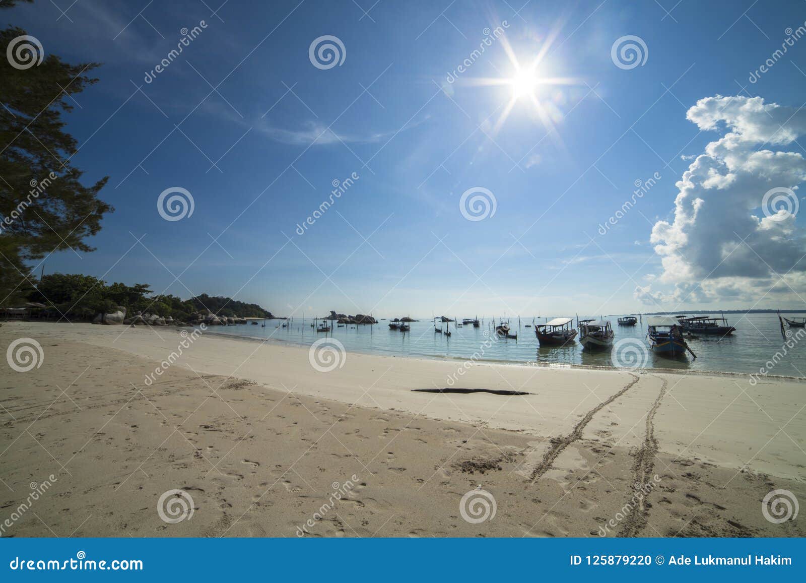 Landskap av en vit sandTanjung Tinggi strand, Belitung ö. Den Belitung ön är â€œCaribbean från den Eastâ€ en, som uttryckt av holländarna tidigare dess skönhet är hård att beskriva vid ord