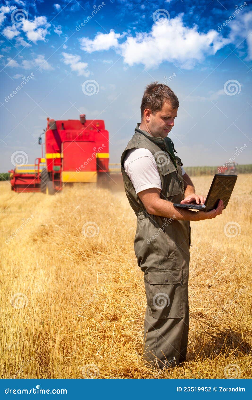 Landwirt auf einem Gebiet. Landwirtmann, der an einem Weizenfeld arbeitet