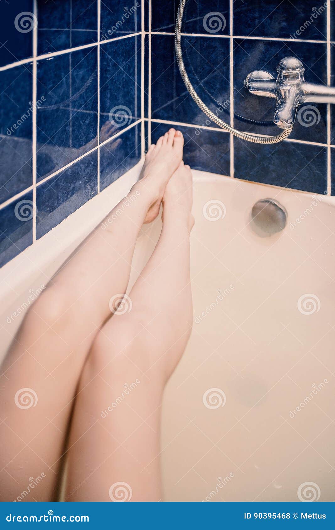 Sexy Mädchen nimmt ein Bad