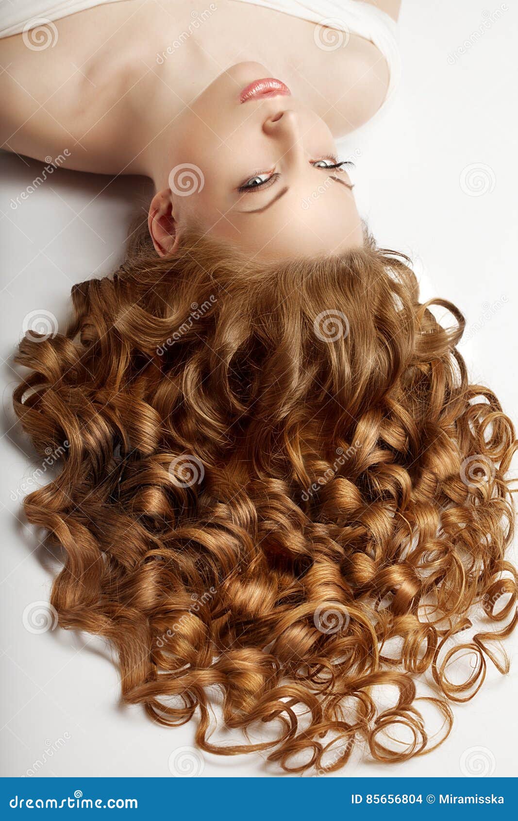 Langes Haar Wellen Locken Updo Frisur Im Salon Mode Modell W Stockfoto Bild Von Modell Mode 85656804
