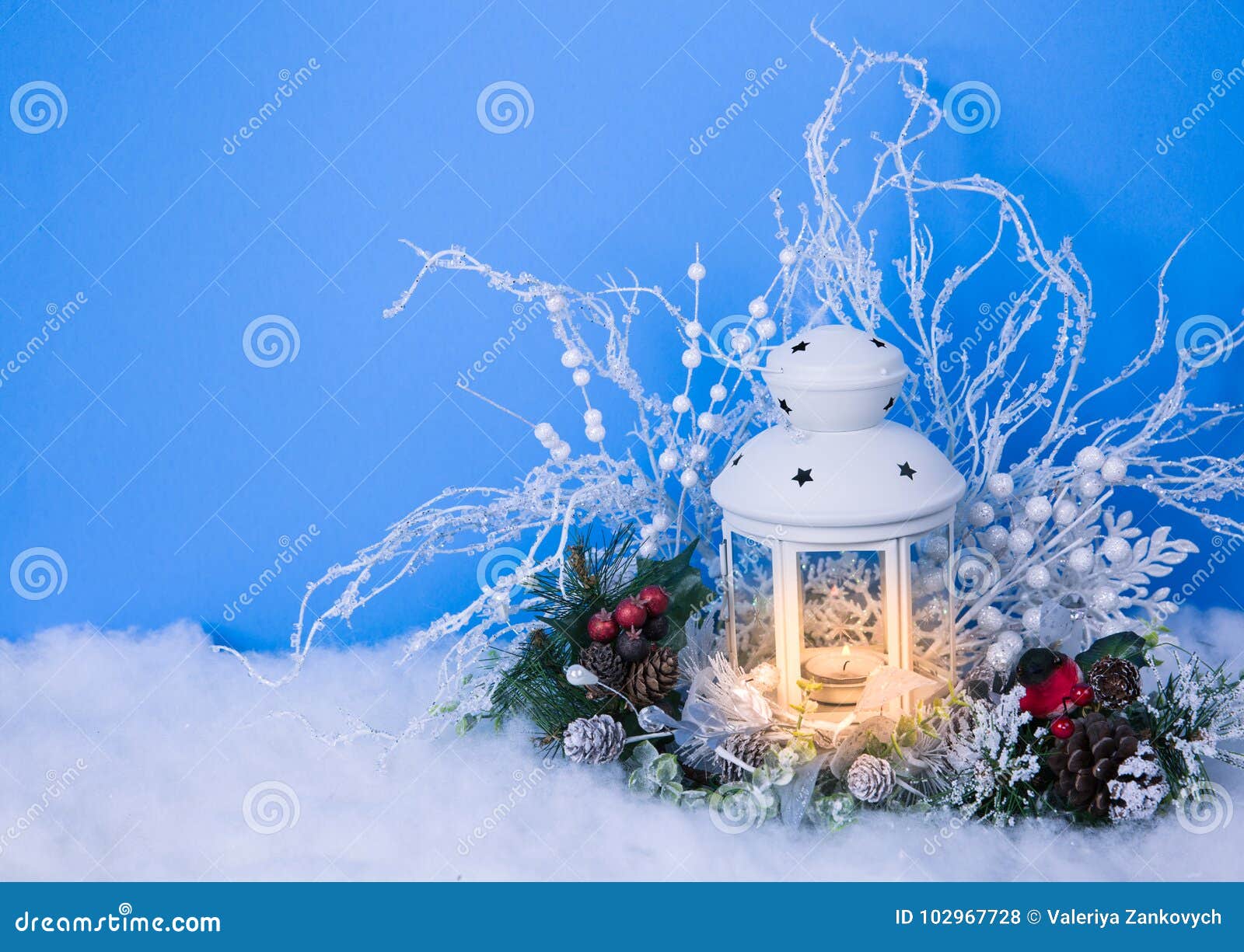 Sfondi Natalizi Lanterna.Lanterna Di Notte Di Natale E Fondo Delle Decorazioni Fotografia Stock Immagine Di Decorazione Gelido 102967728