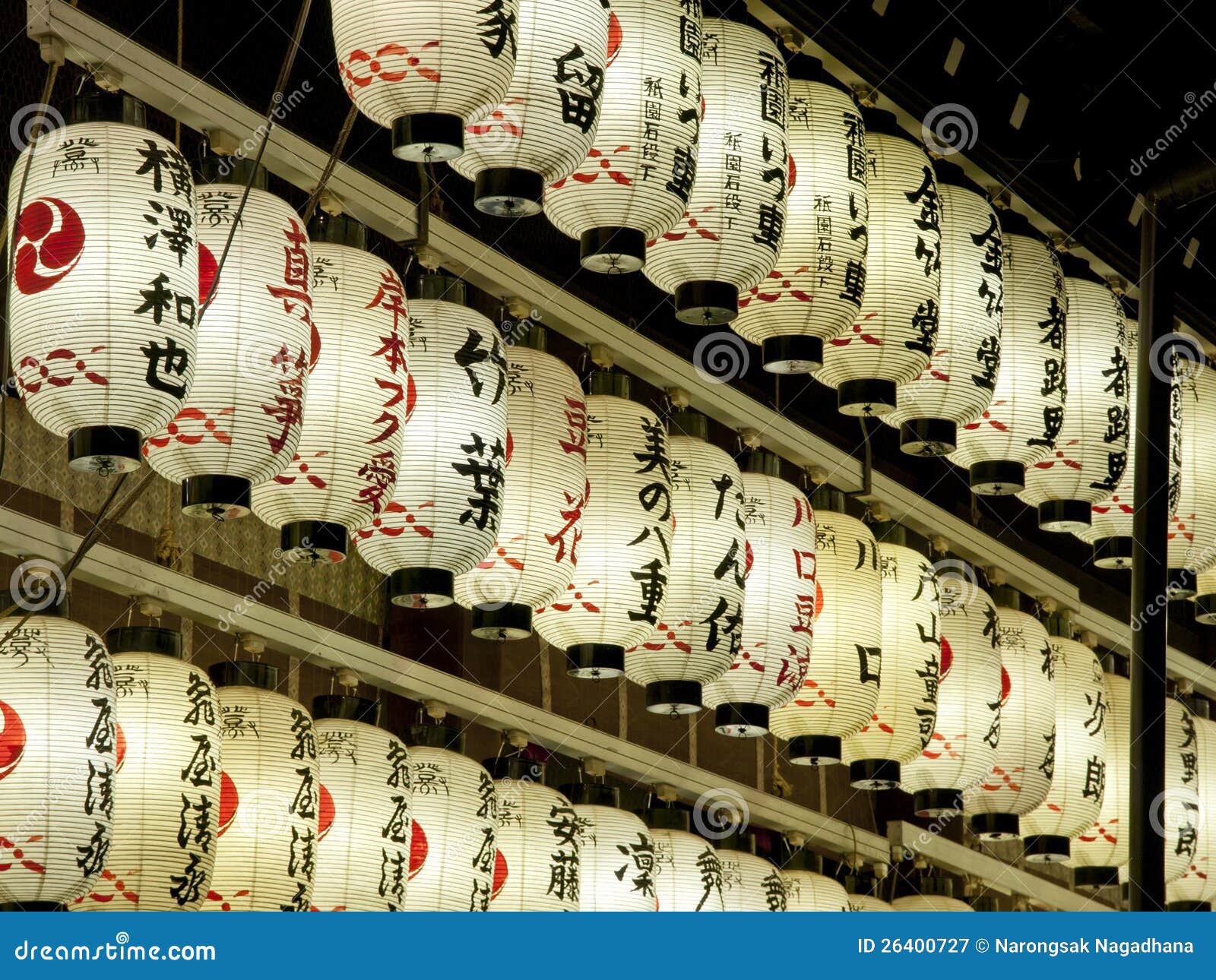 Lanternas De Papel Japonesas Na Noite Imagem de Stock Imagem de
