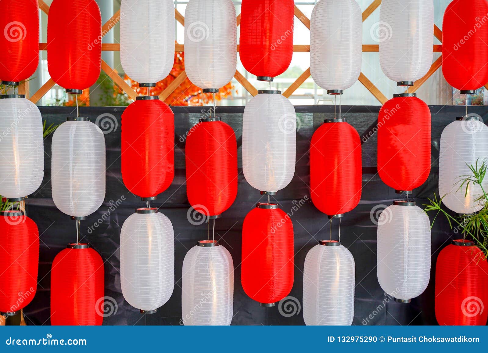 Lanternas De Papel Japonesas Na Rua Foto de Stock Imagem de queda, brilhante 132975290