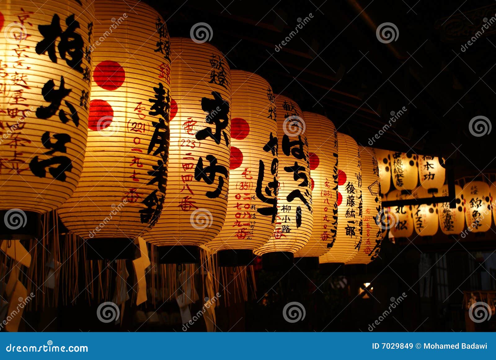 Lanternas japonesas imagem de stock. Imagem de luzes, templo 7029849