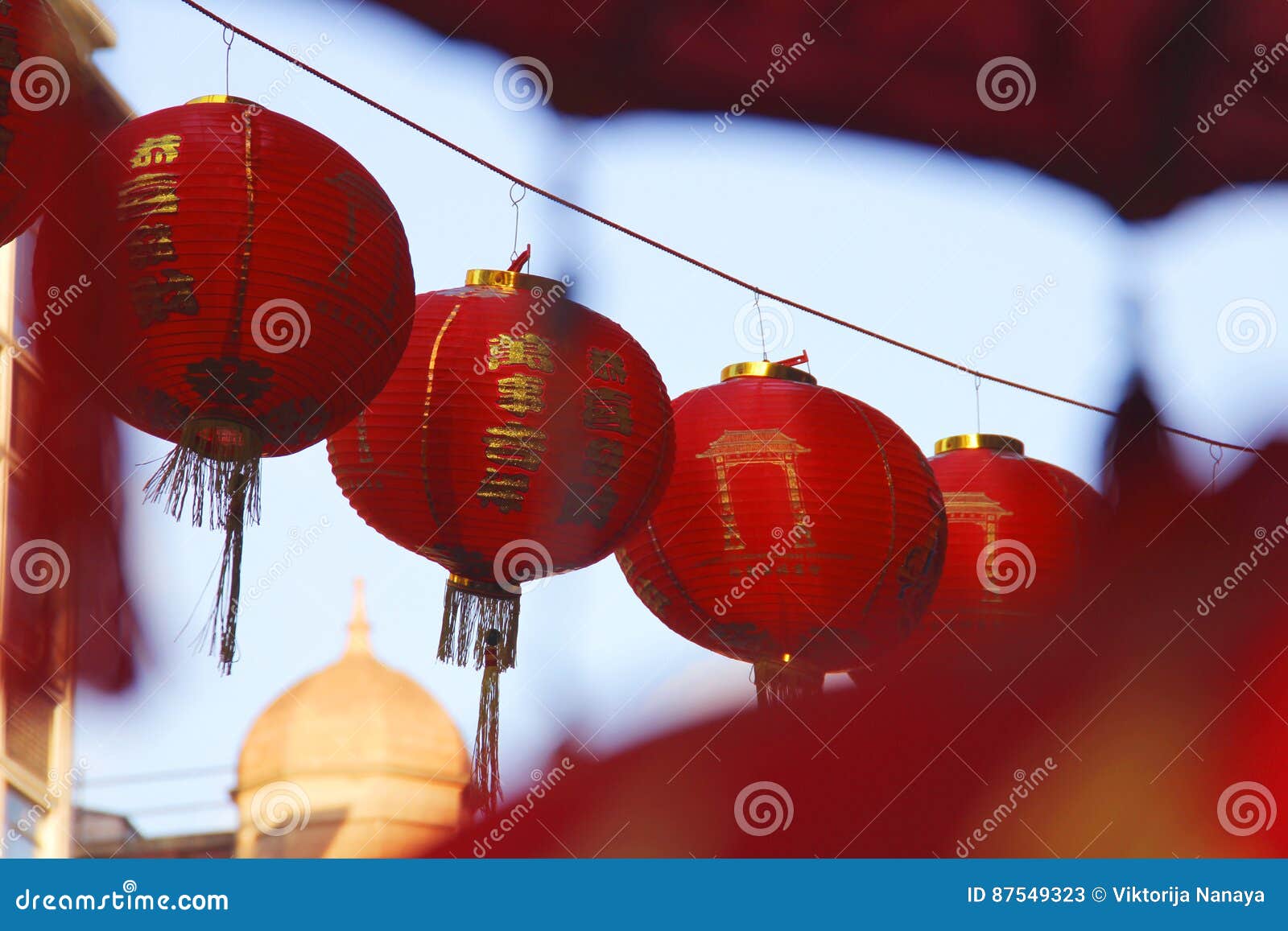 Insieme Delle Lanterne Cinesi Rosse Intorno A E Forma Cilindrica Nel Fondo Openwork Illustrazione 83453618