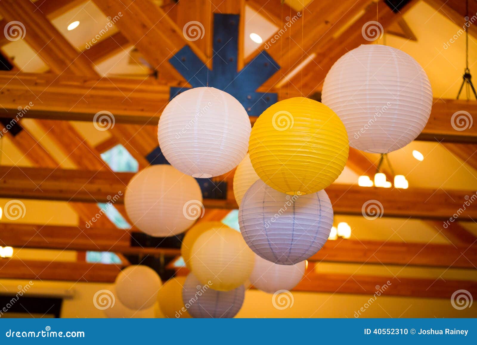 Lanterne Di Carta Bianche E Gialle a Nozze Fotografia Stock - Immagine di  decorazione, caduta: 40552310