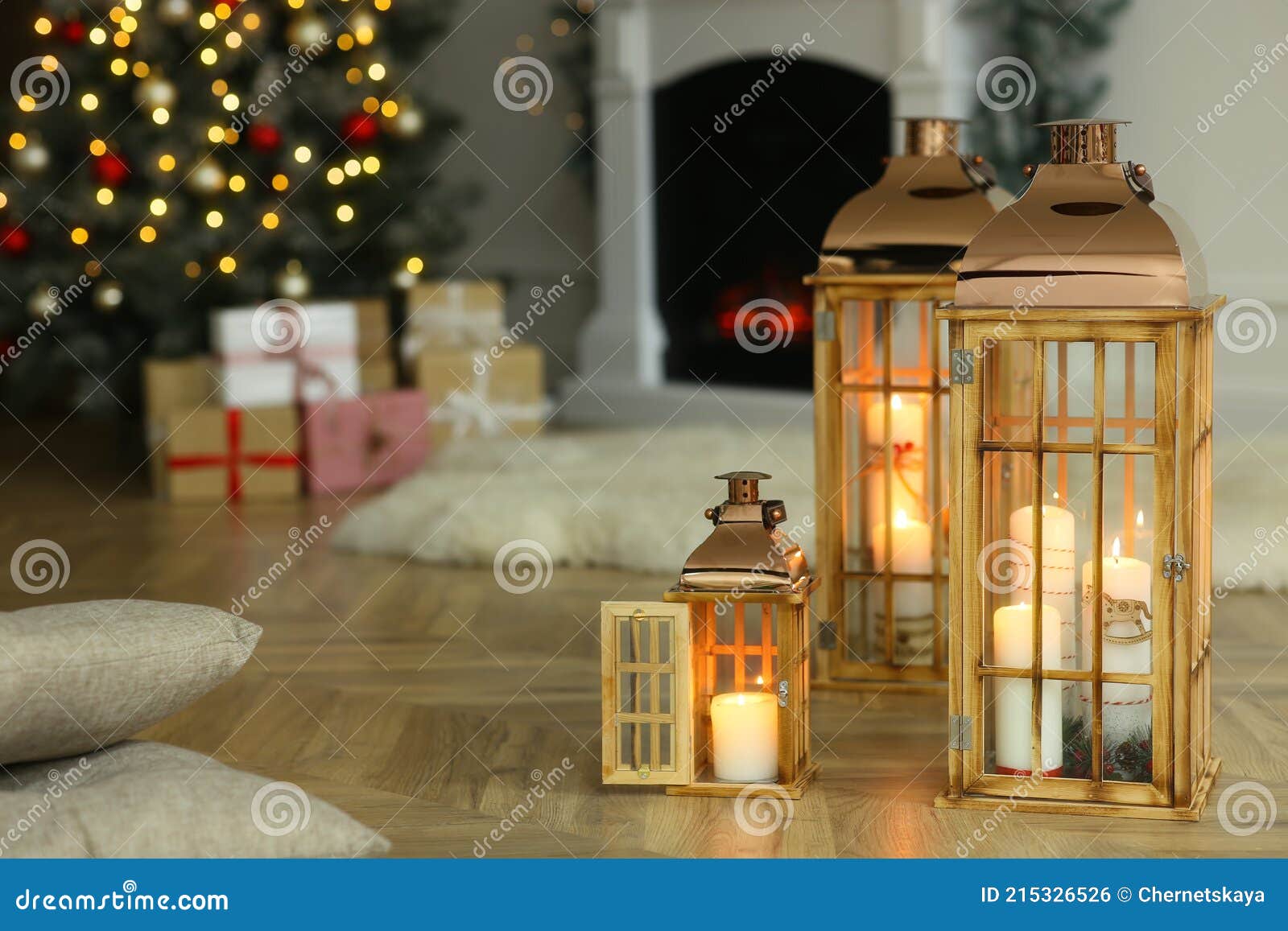 Lanterne Di Grandi Dimensioni Con Luci, Ghirlande E Regali Si Trovano Sul  Pavimento Della Stanza. Il Salotto Di Natale è Decorato Immagine Stock -  Immagine di sfondo, celebrazione: 232406675