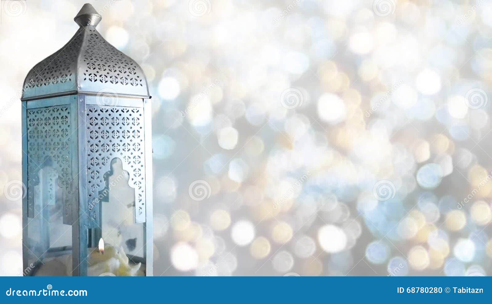 Une Lanterne Avec La Lumière Qui Brille à Travers La Mosquée D