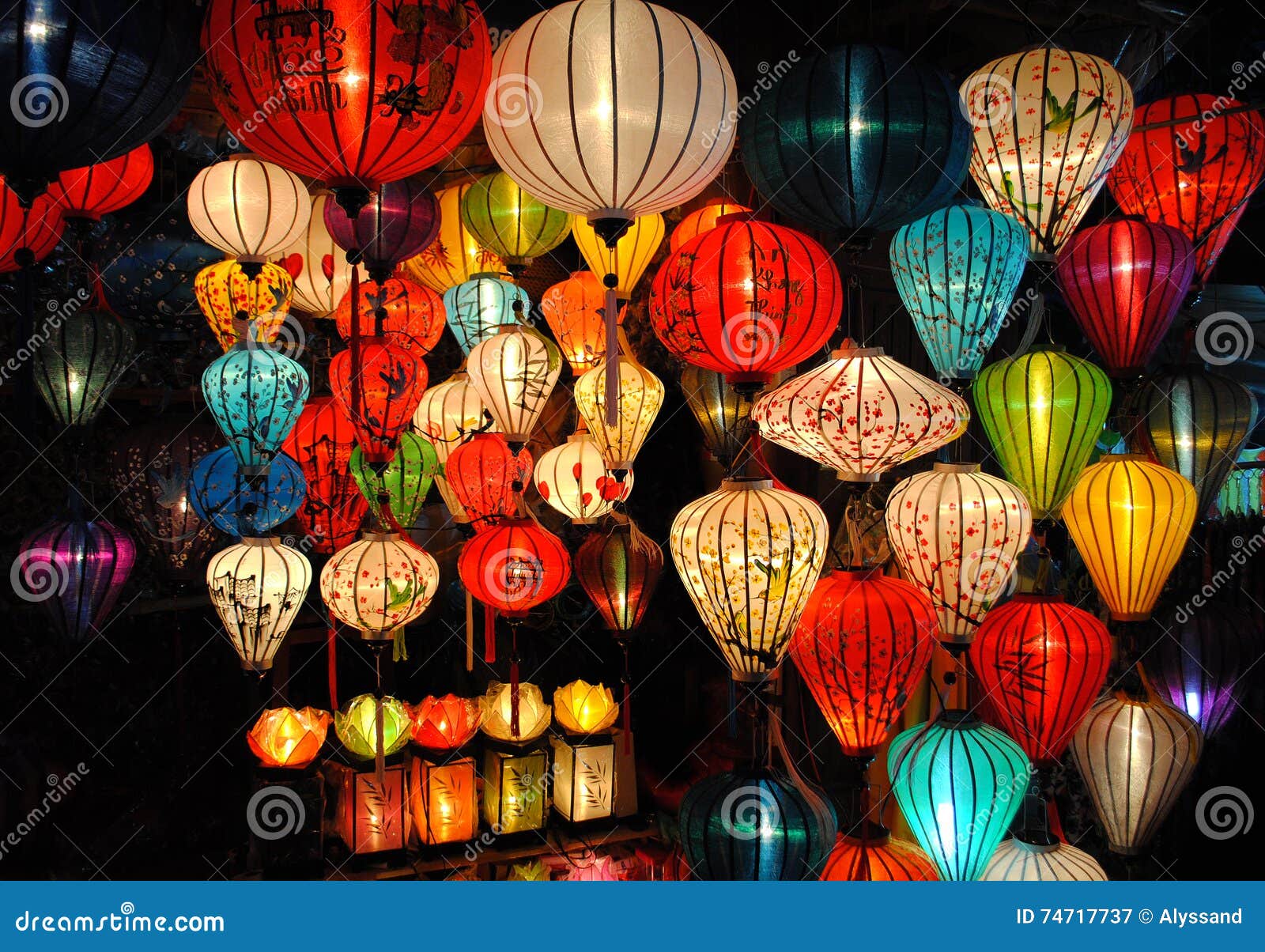 lanterns at market in hoi an