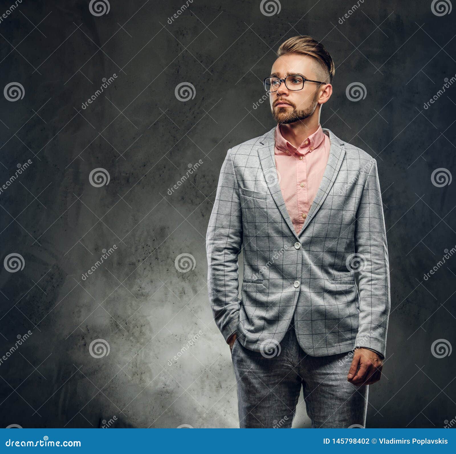 Lanzamiento Del Estudio Del Hombre Atractivo Styilish En Traje A Cuadros, Vidrios Y Camisa Rosada Foto de archivo - Imagen de gris, fresco: 145798402