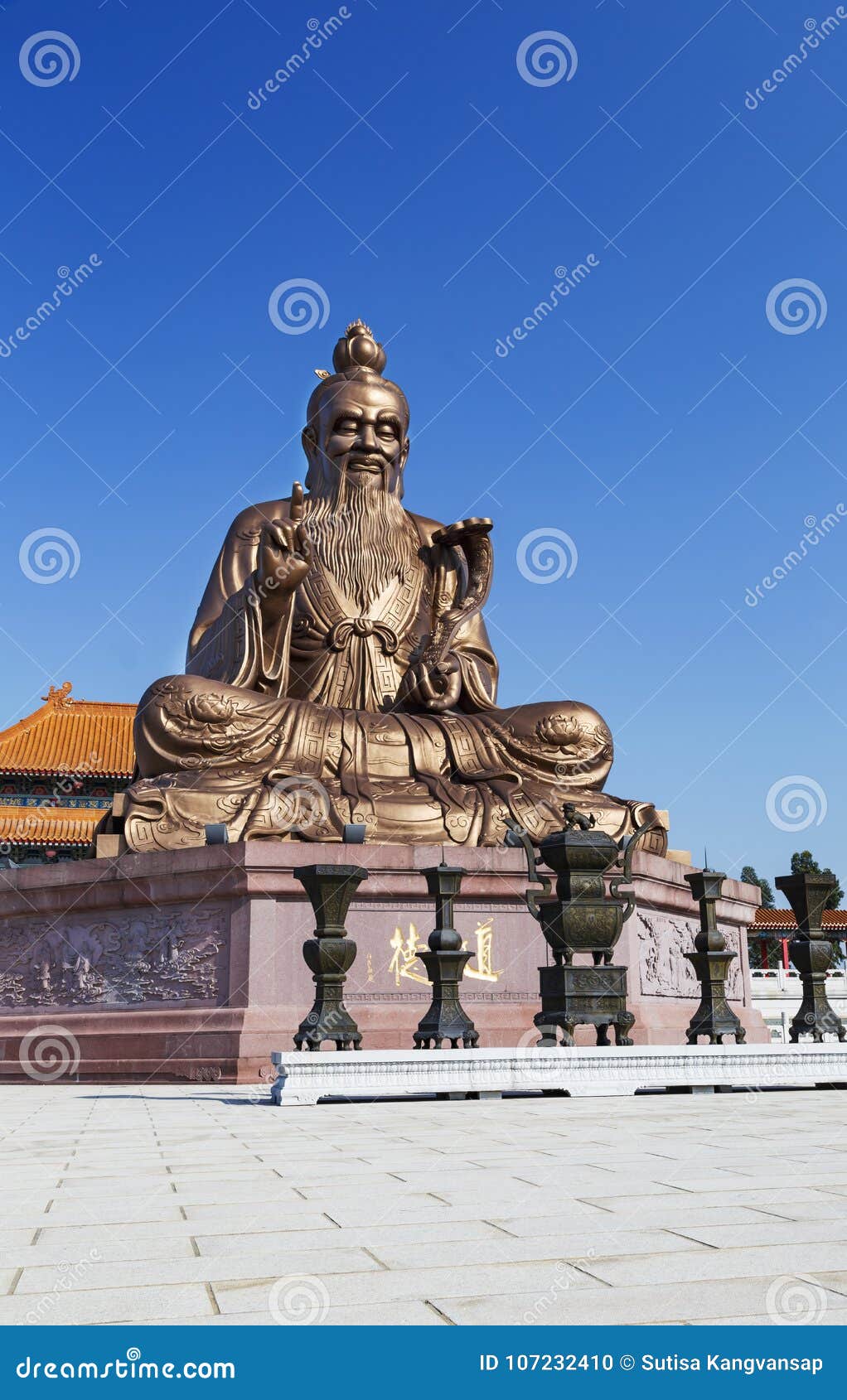 laozi statue in yuanxuan taoist temple guangzhou