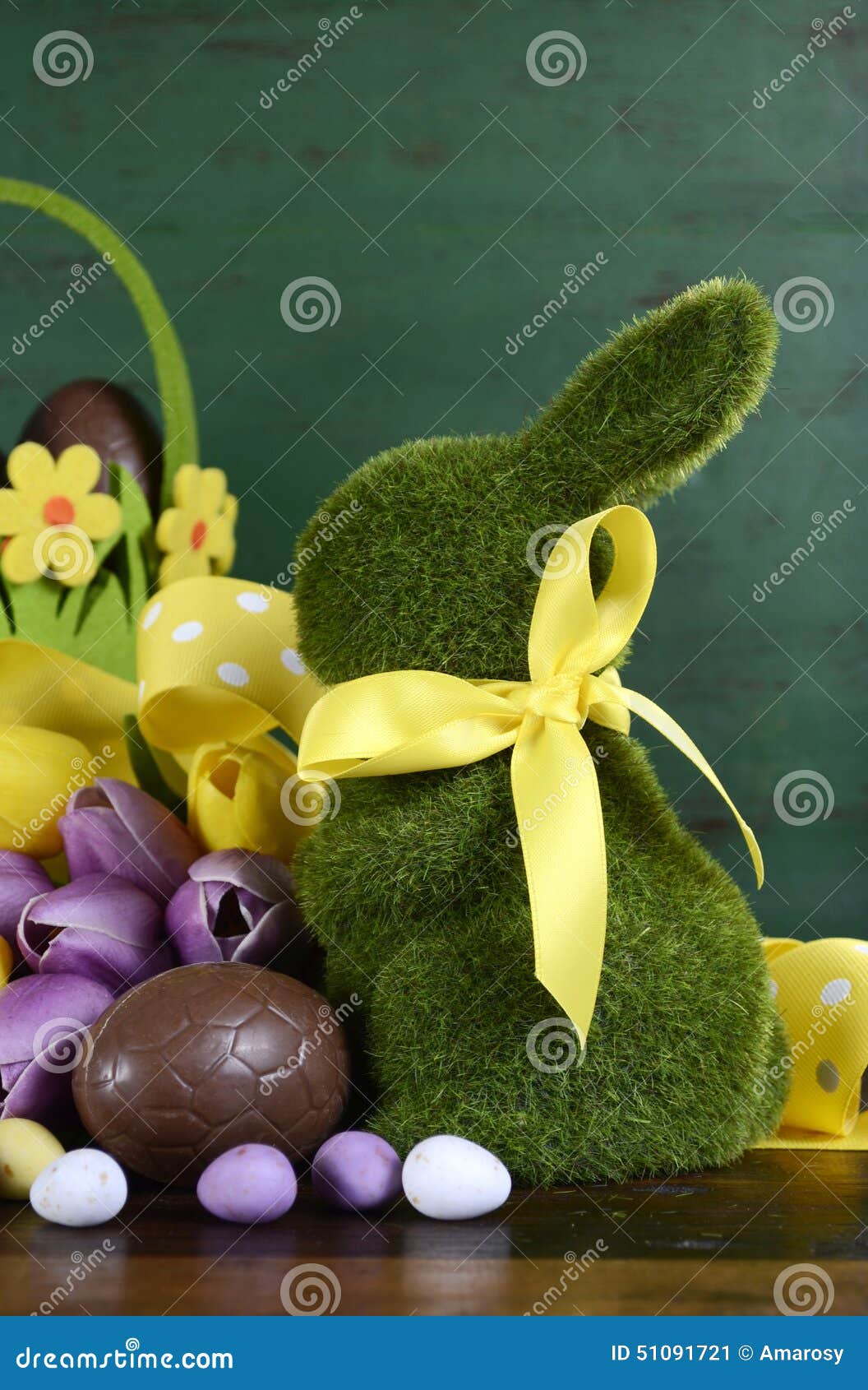 Lapin D'herbe De Mousse De Vert De Pâques Avec Le Panier Image stock -  Image du chocolat, vacances: 51091721