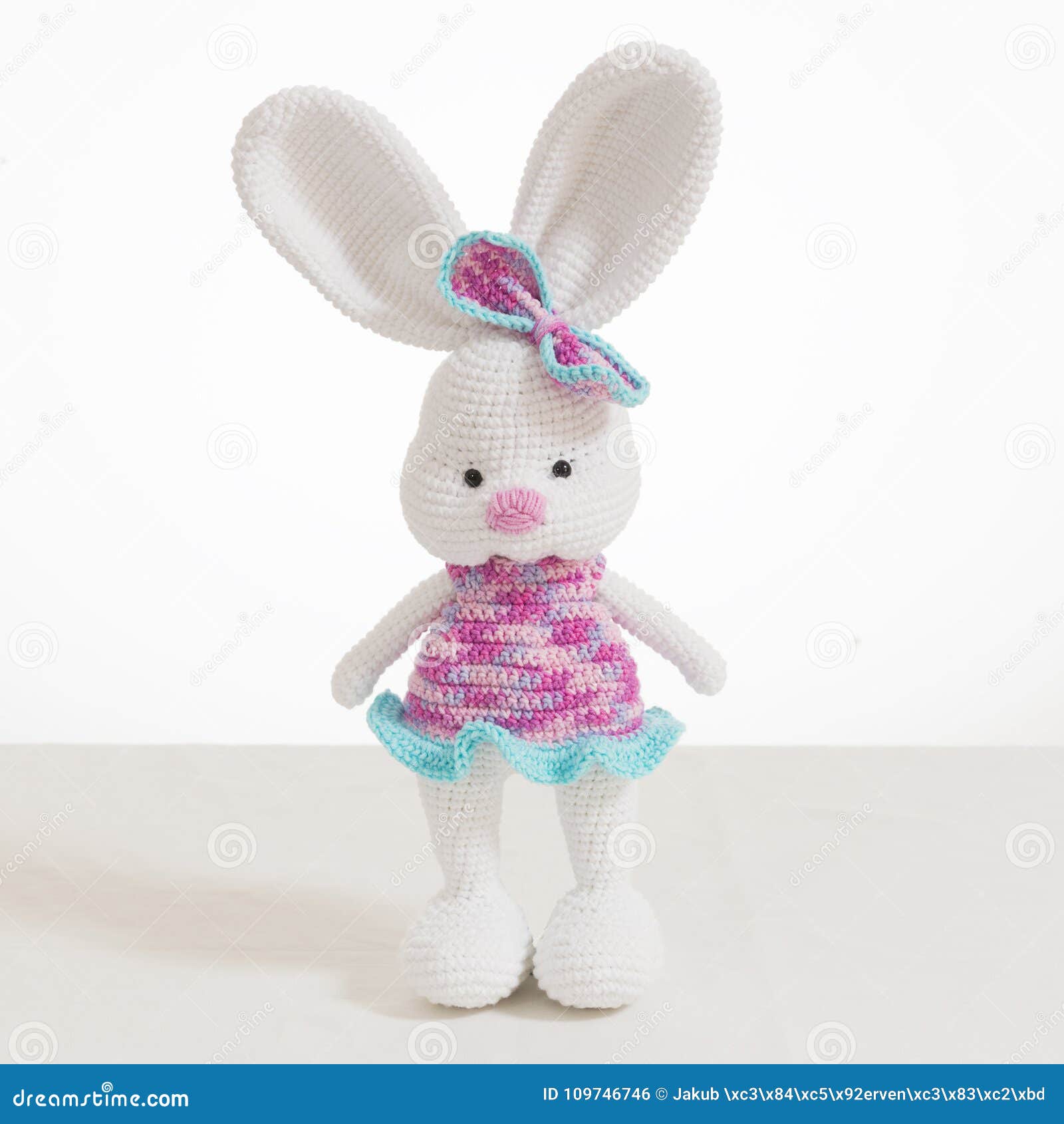 Poupée Lapin Isolé Sur Fond Blanc Peluche Pour Pâques