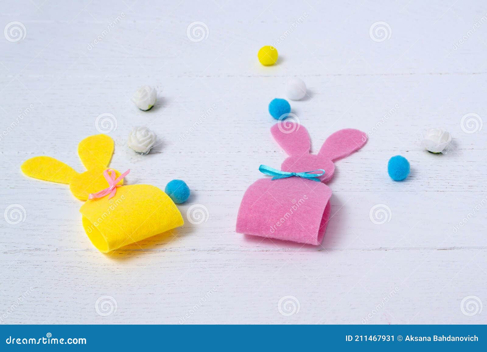 Lapin Rose Jaune Pâques En Feutre De Papier Mousseux étape 4 Image stock -  Image du colle, métier: 211467931