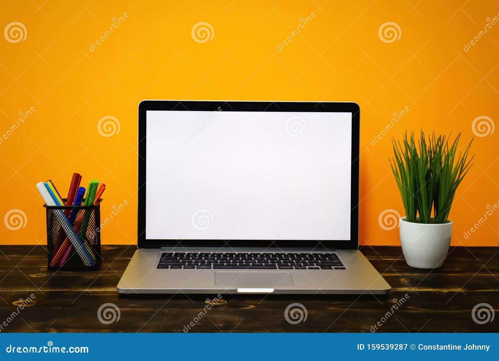 Tình yêu với thiết kế đơn giản và tự nhiên? Hãy khám phá hình ảnh màn hình trống của Laptop trên gỗ sồi thô đẹp mắt, phía sau là nền vàng tươi sáng. Với thiết kế Rustic Wood, Against Yellow sẽ giúp bạn tạo ra những sản phẩm thiết kế đẹp mắt và bắt mắt nhất. Khám phá ngay để thưởng thức!