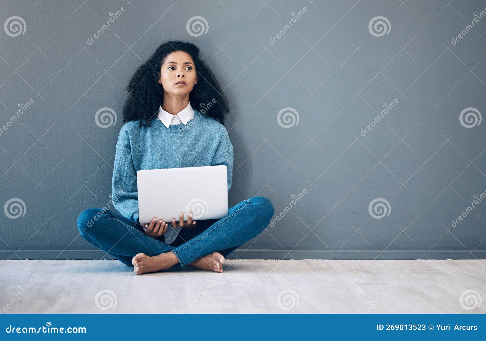 Relaxe a mulher negra no chão e o laptop para uma pausa na