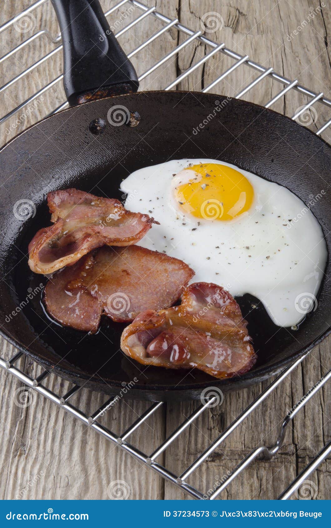Lard Et Oeuf Au Plat Dans Une Casserole Image stock Image du oeuf